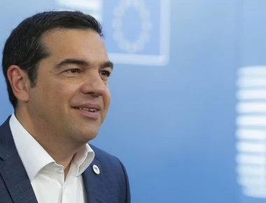 Guardian: «Ο Τσίπρας αντιγράφει το πρόγραμμα του Μητσοτάκη σε μια προσπάθεια να ανακτήσει το χαμένο έδαφος»